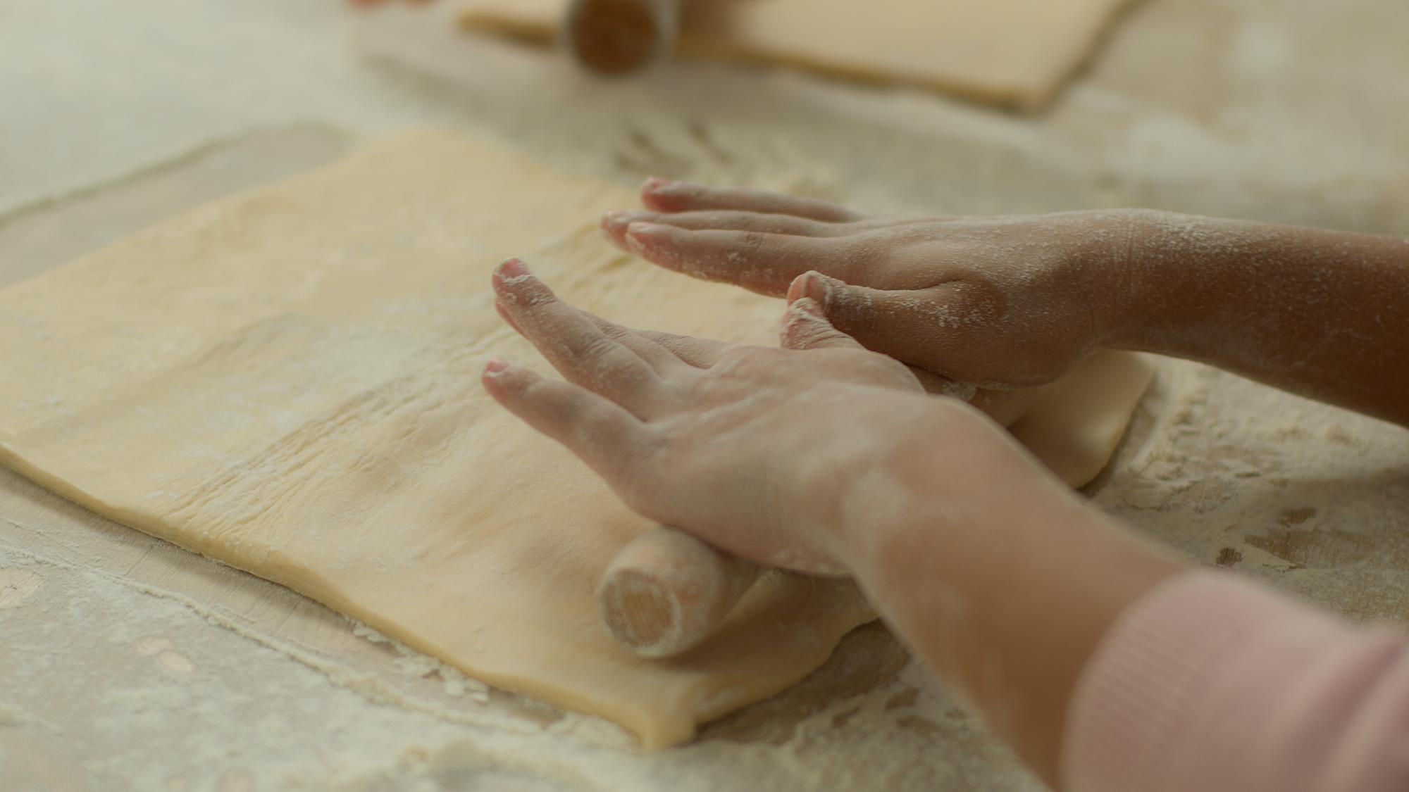 Dettaglio di impasto artigianale sul piano
