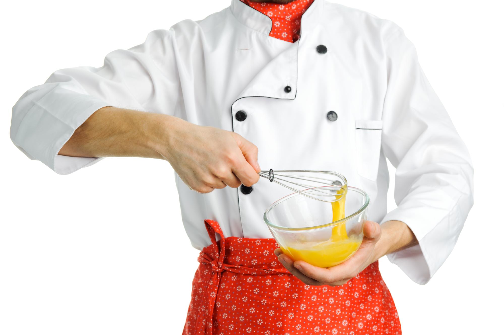 Chef che rifinisce una salsa